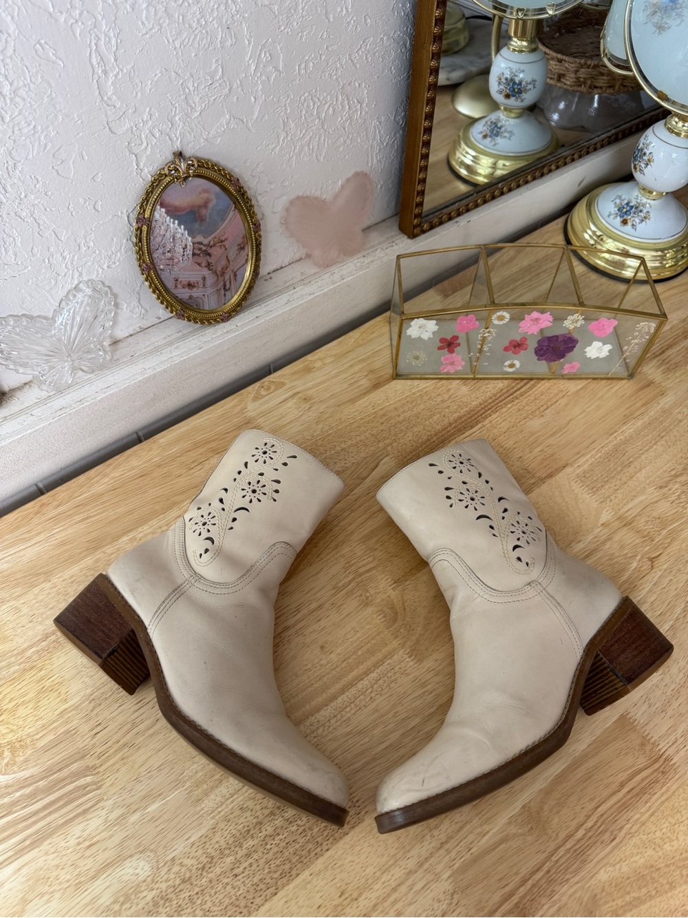 Vintage Y2K Candie’s Size 6.5 Cream Leather Floral Boho Cutout Whimsical Fall